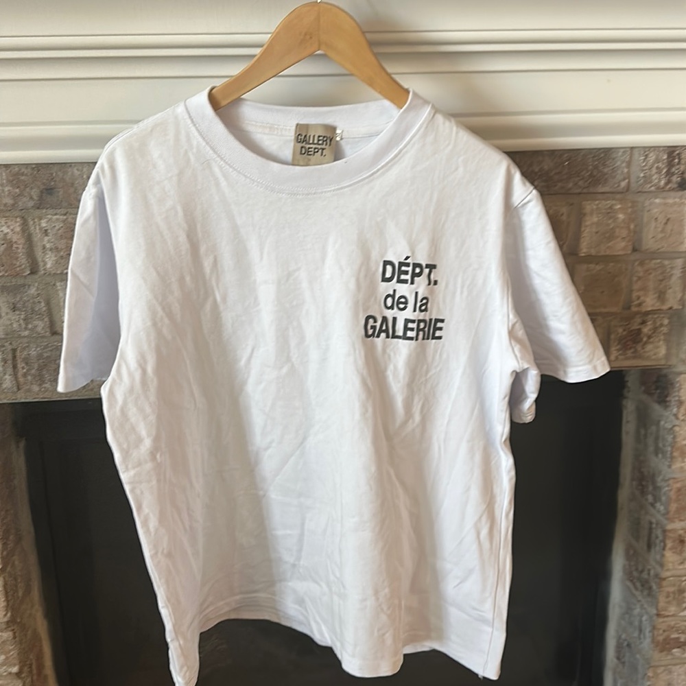 Men’s size medium white Dept. de la Galerie